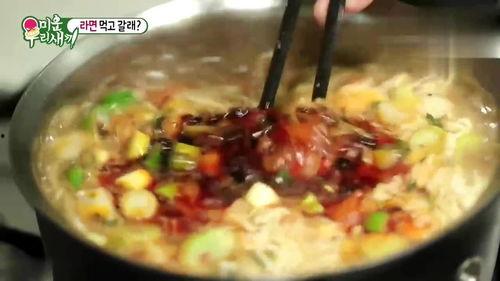 明星网红煮方便面,美味瞬间，人气爆棚！