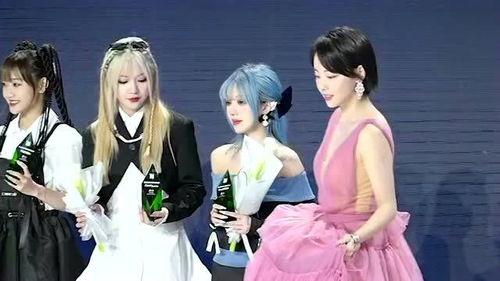 明星网红同台差距头小,揭秘头小背后的秘密