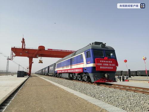 今日瓜州到敦煌的火车,穿越丝绸之路的铁路奇观