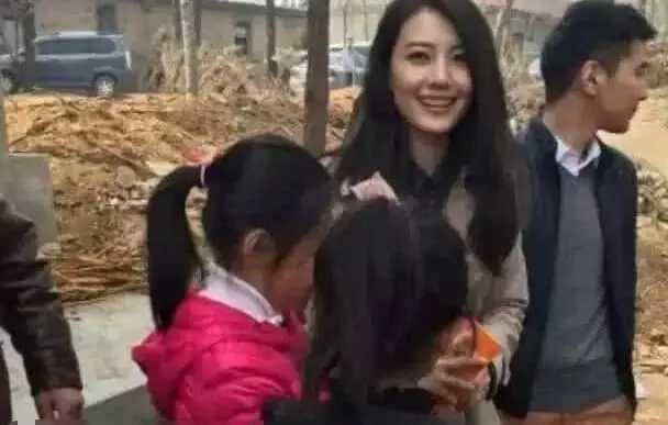 明星网红回到老家视频,探寻家乡变迁与情感共鸣