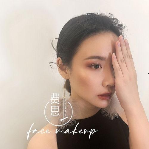 化妆明星网红是谁啊,她是如何成为美妆界新宠的？