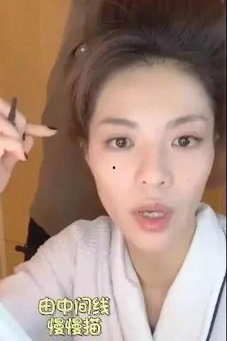 化妆明星网红是谁啊,她是如何成为美妆界新宠的？