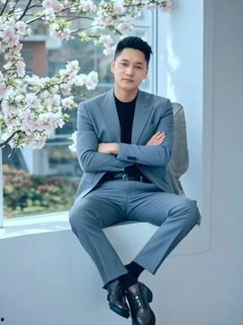 瓜哥今日着装图片最新视频,今日穿搭风采一览